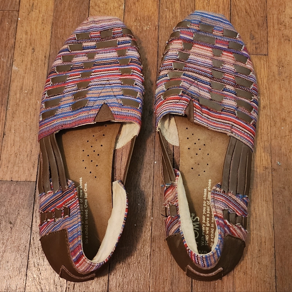 ✨️TOMS slip on, red, white, blue, and brown leather shoes. Size W8. Comfortable